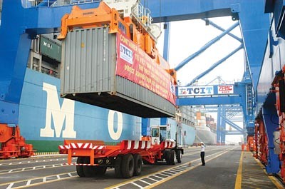 First cargo container loading for Europe at the Tan Cang – Cai Mep International Terminal in the southern province of Ba Ria - Vung Tau. (Photo:SGGP) First cargo container loading for Europe at the Tan Cang – Cai Mep International Terminal in the southern province of Ba Ria - Vung Tau. (Photo:SGGP)